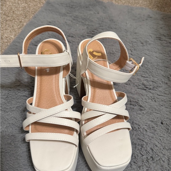 Elegant White Strappy Platform Sandals - Picture 4 of 4